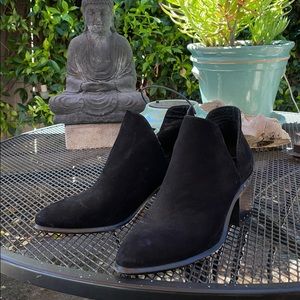 Vince Comuto black suede half boot